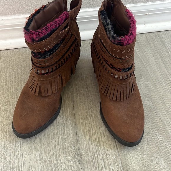 Mudd Boots size 9 with Fringe - Picture 3 of 9